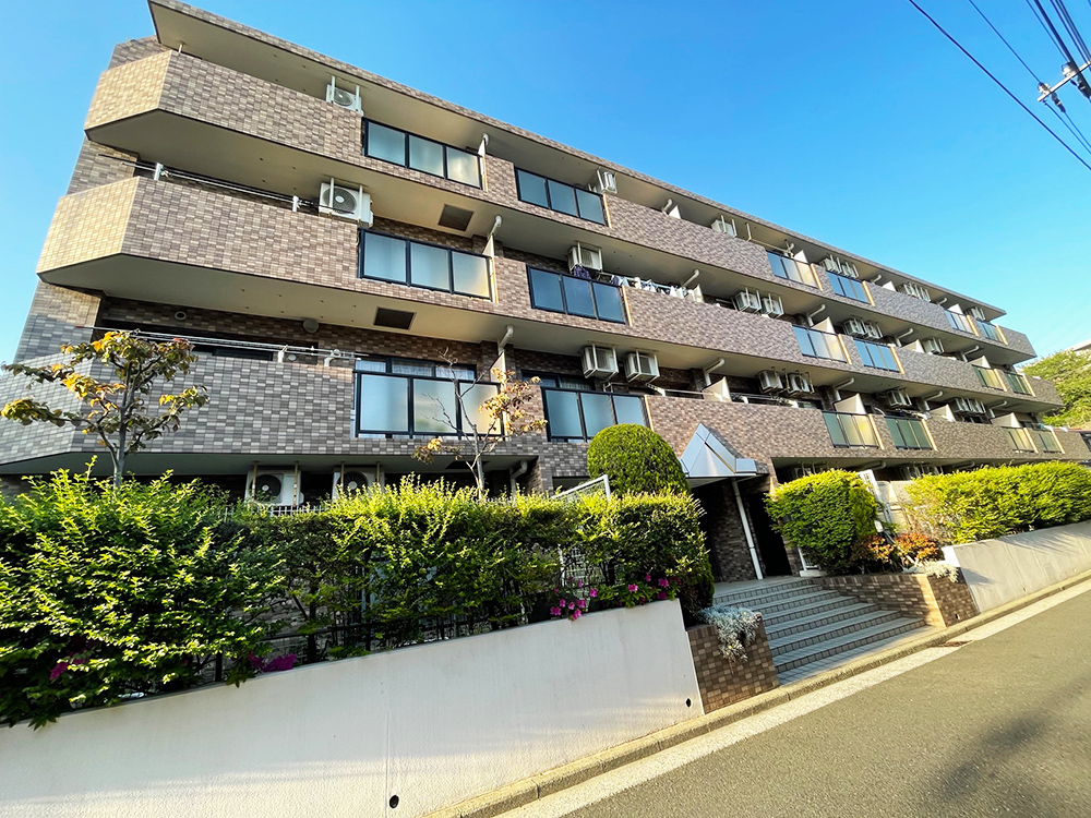 専用庭×フルリフォームで叶える快適生活。2駅利用の便利立地にある角部屋マンション